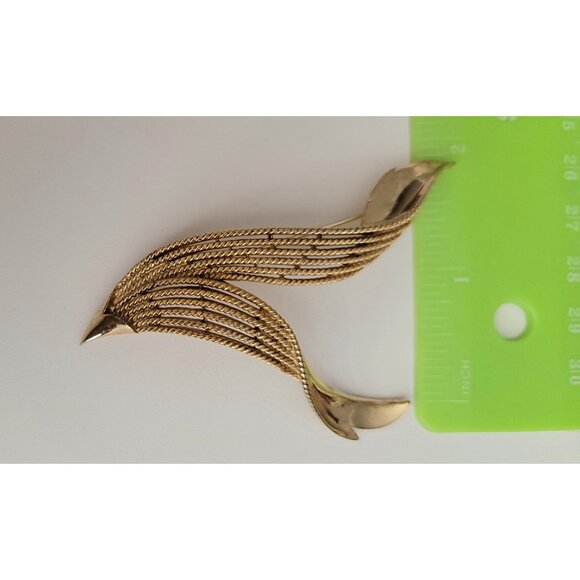 Trifari Crown Over T Gold Tone Ribbed Ribbon Brooch Pin, Signed - Picture 6 of 9